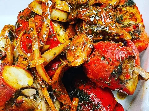 Tandoori chicken with onions in a takeout container